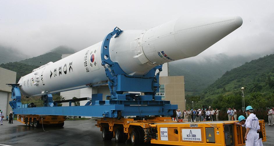 운반중인 한국 최초 우주발사체 나로호 2