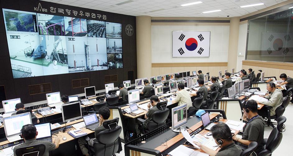 한국 최초 우주발사체 나로호 발사를 지켜보는 연구원들