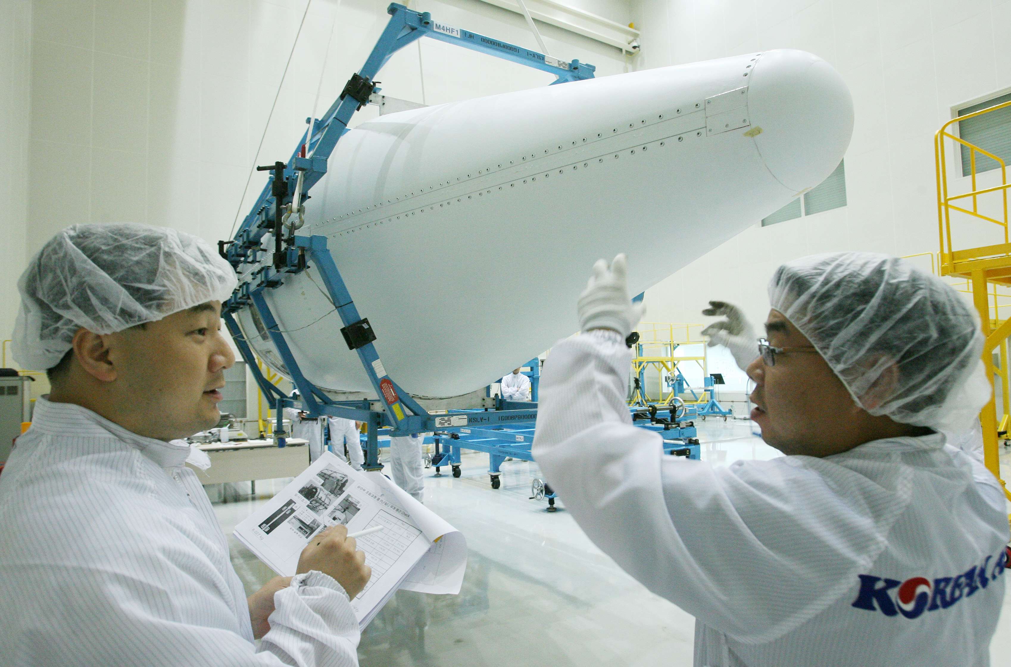 한국 최초 우주발사체 나로호(KSLV-I)의 인공위성과 페어링 조립 이미지