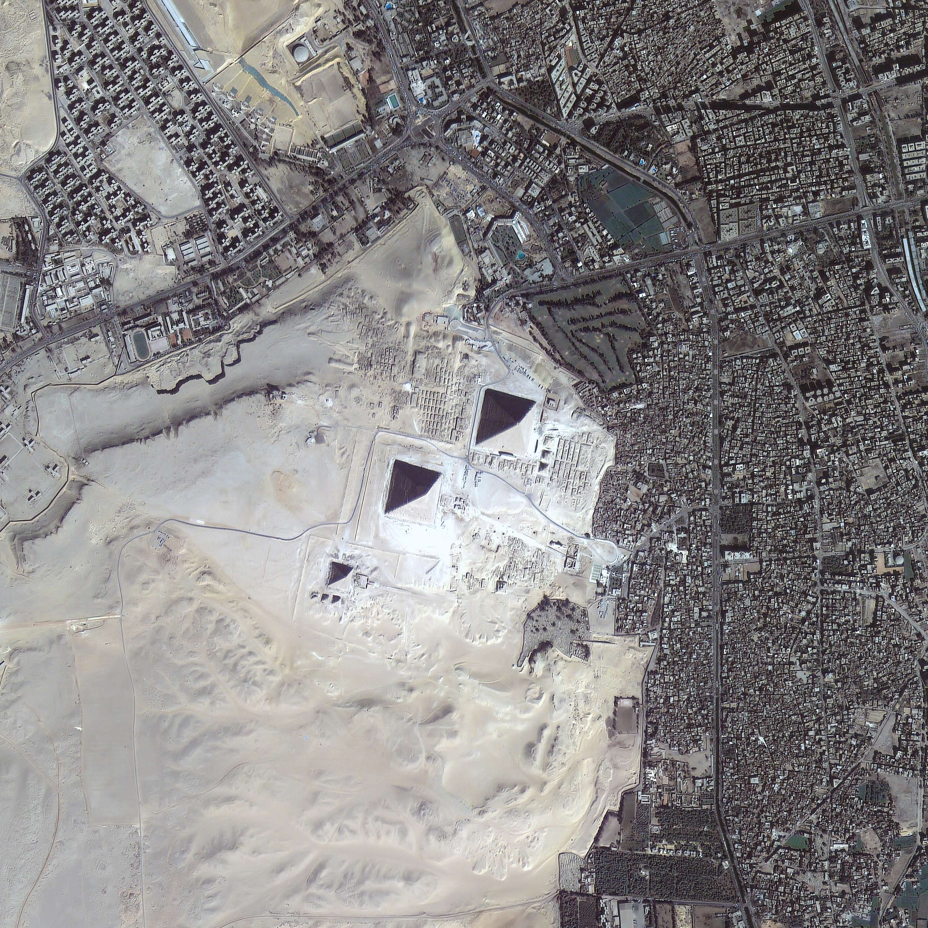 아리랑 2호가 촬영한 이집트 피라미드  이미지