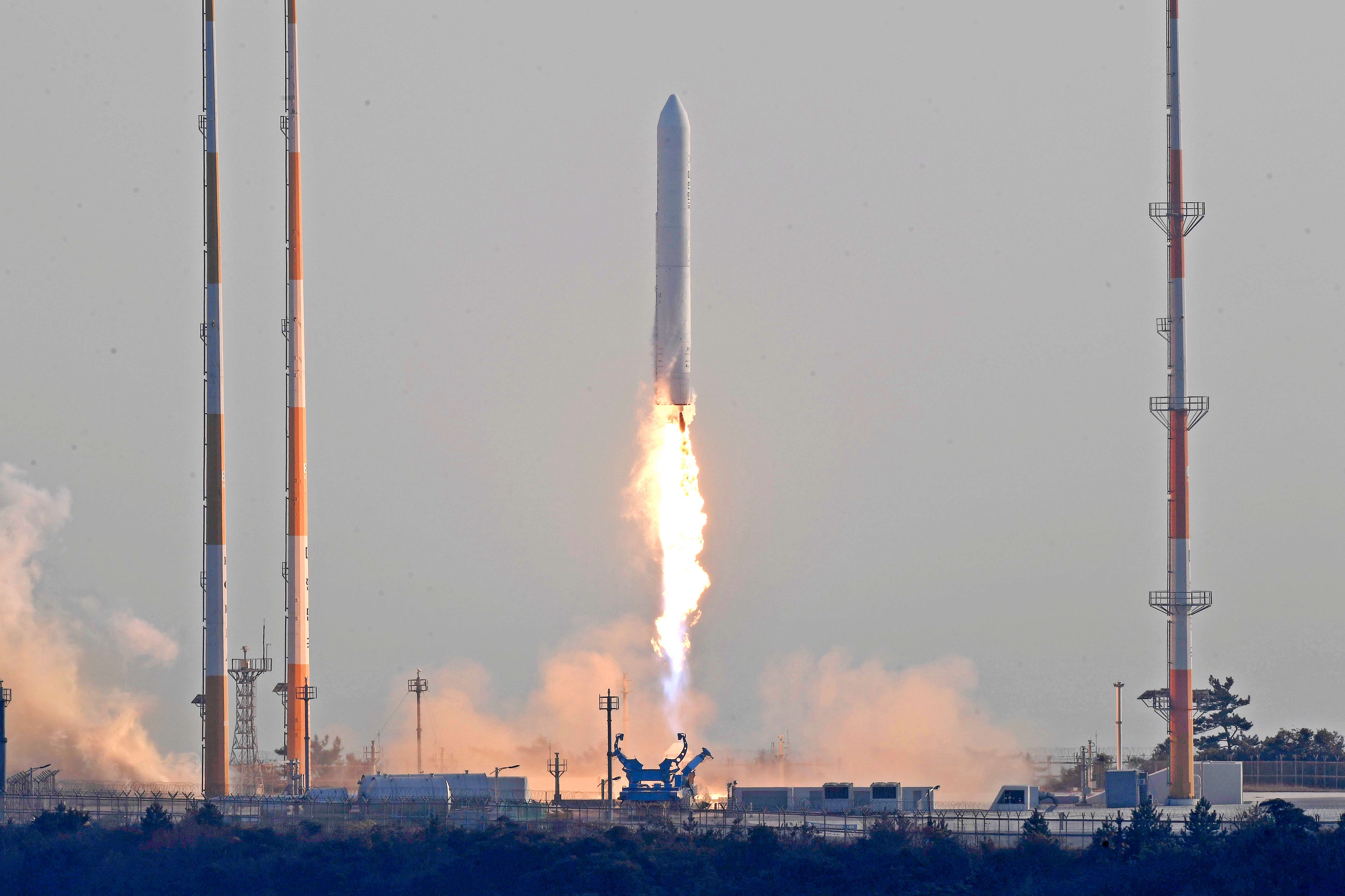 날아 오르는 시험발사체 이미지