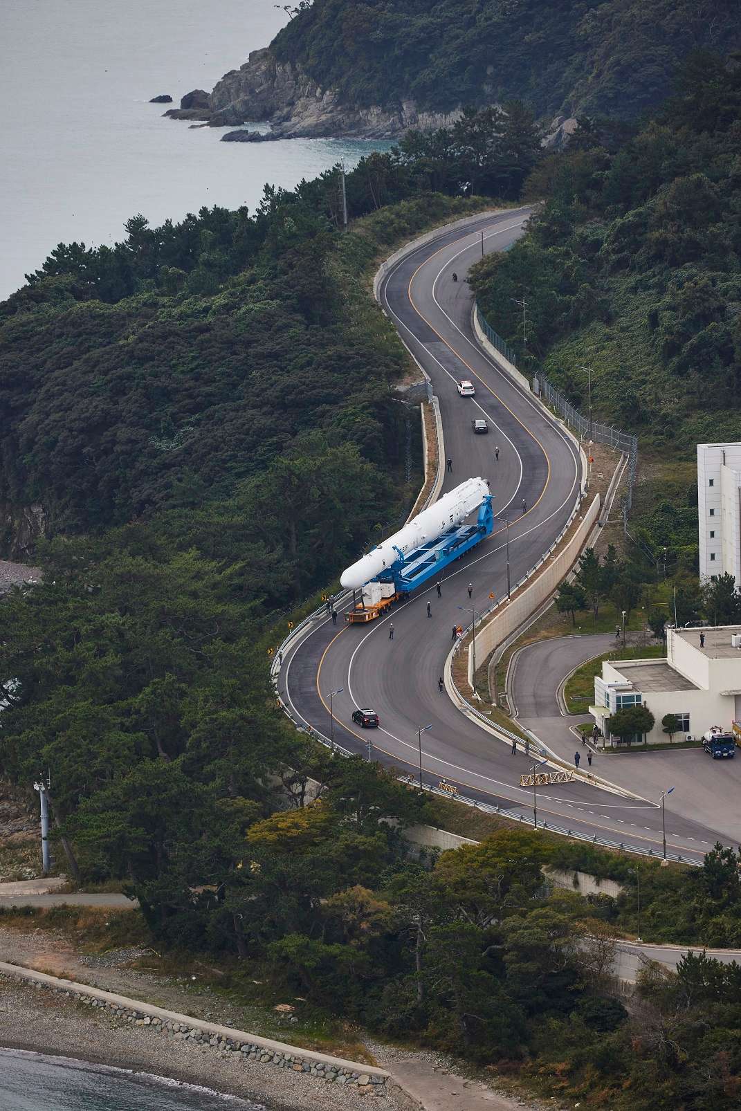 조립동을 나와서 발사대로 향하는 누리호 이미지