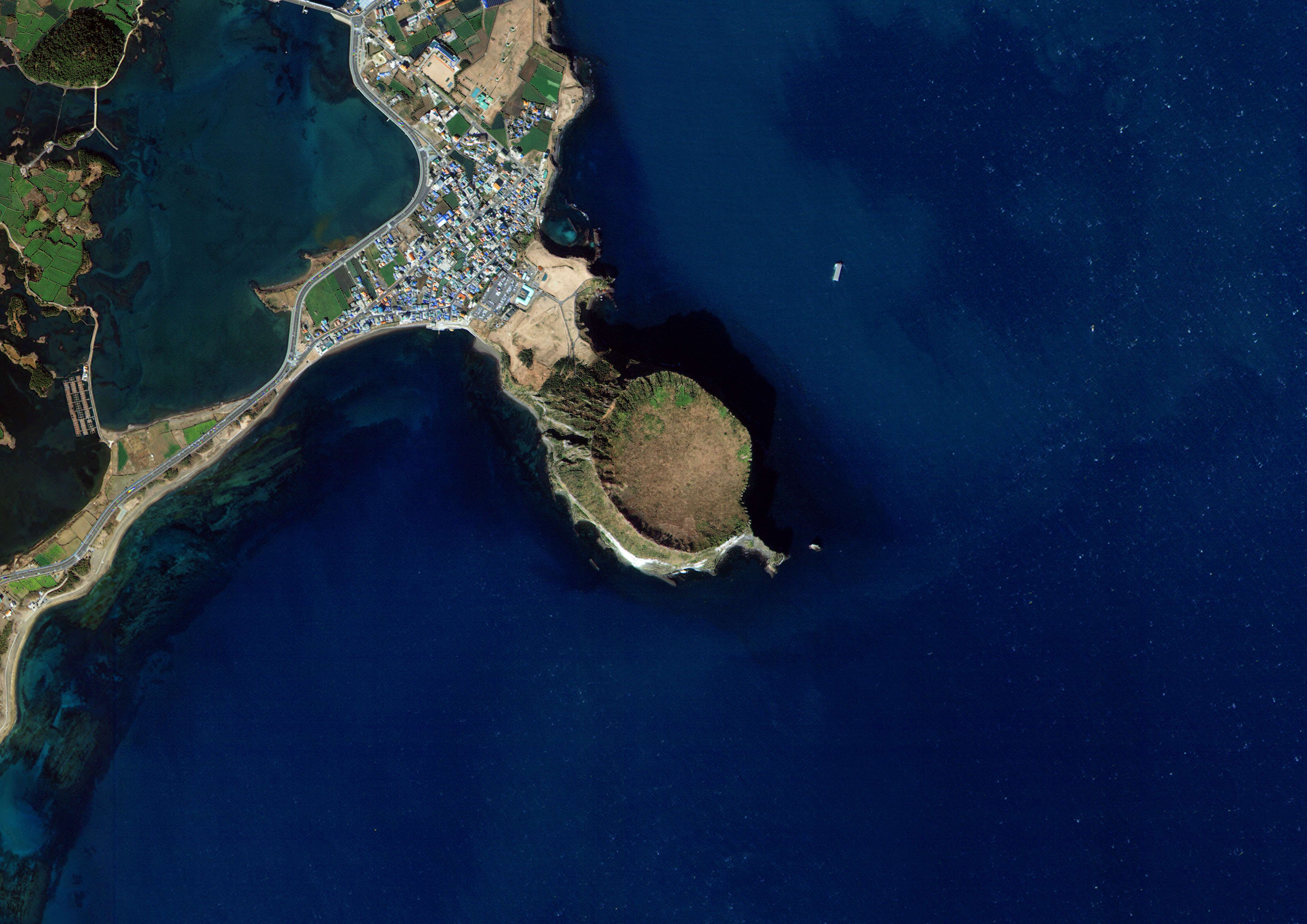 아리랑 3호가 촬영한 대한민국 제주도 성산일출봉 이미지