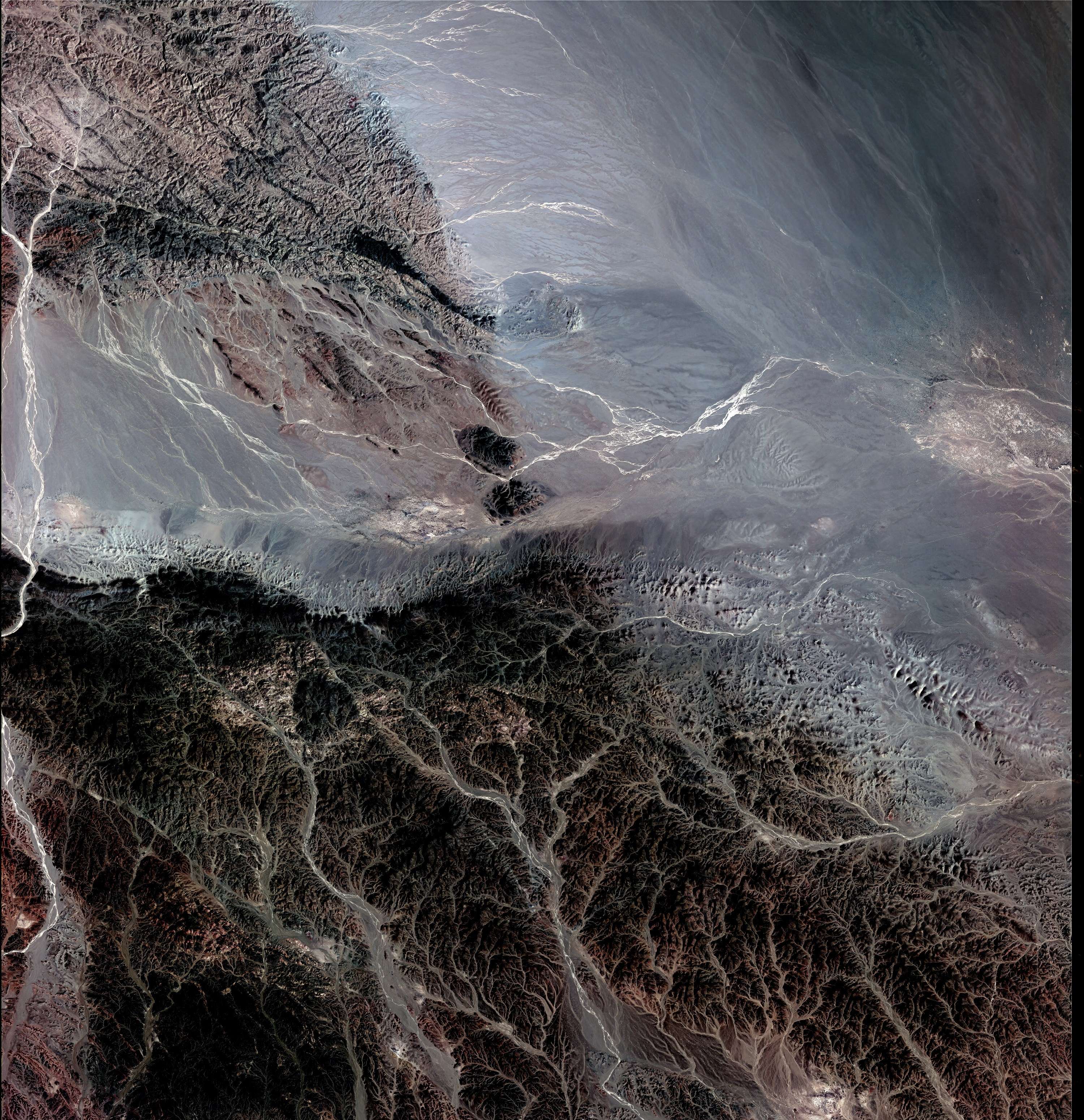 아리랑 2호가 촬영한 몽골리아 옴노고비 이미지