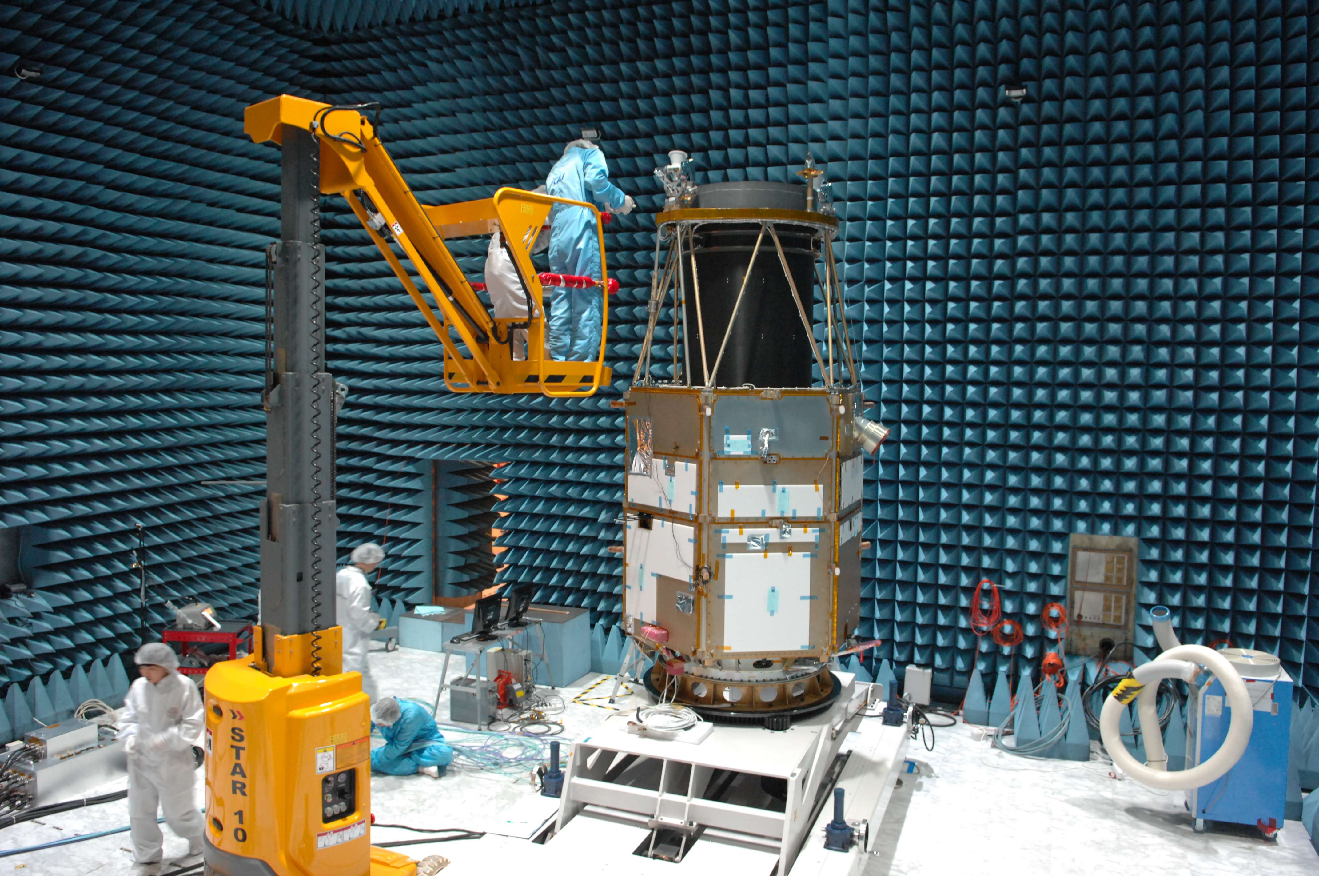 다목적실용위성(아리랑) 3호 전자파시험 이미지