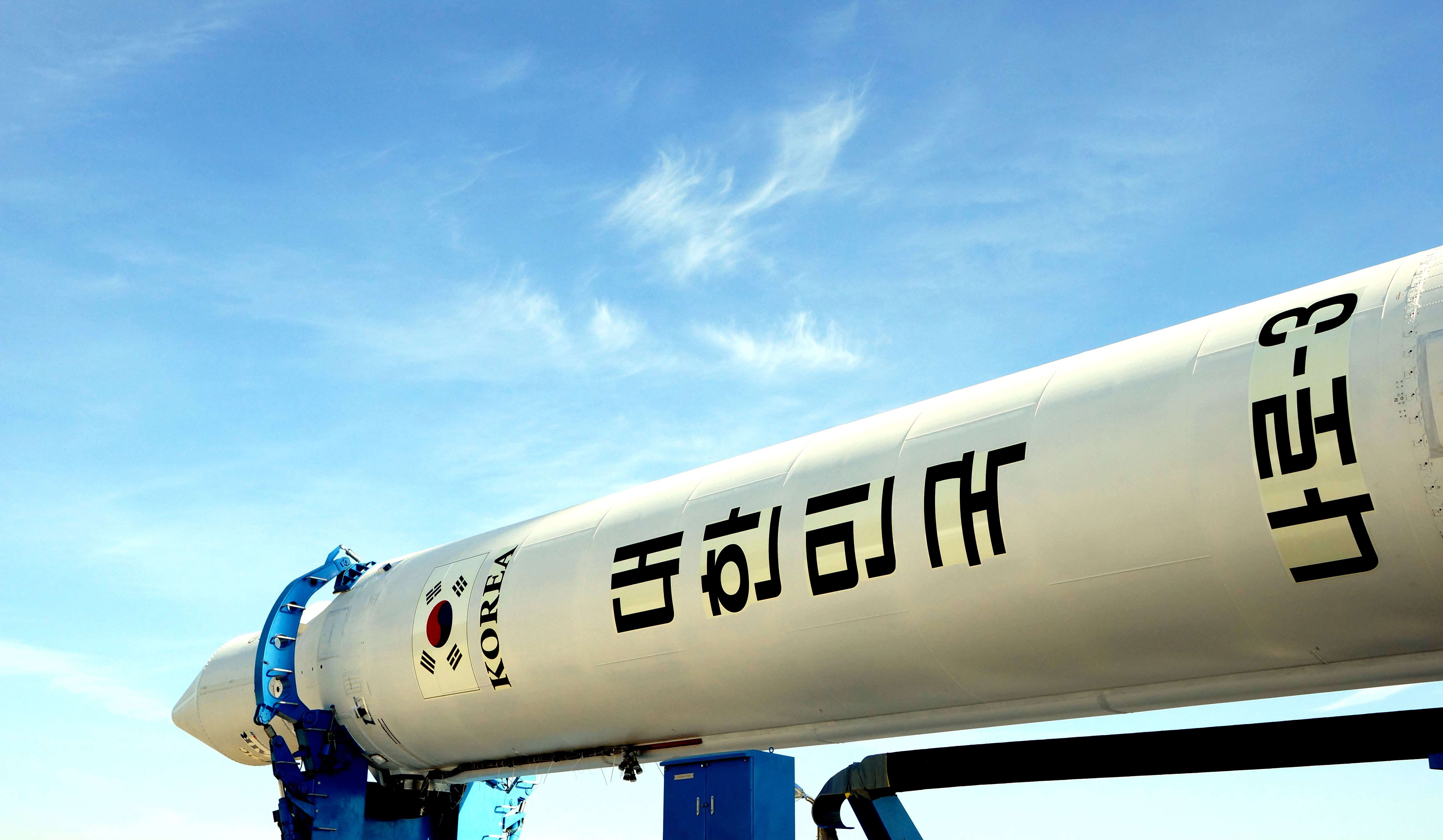한국 최초 우주발사체 나로호(KSLV-I) 발사대 이송 이미지