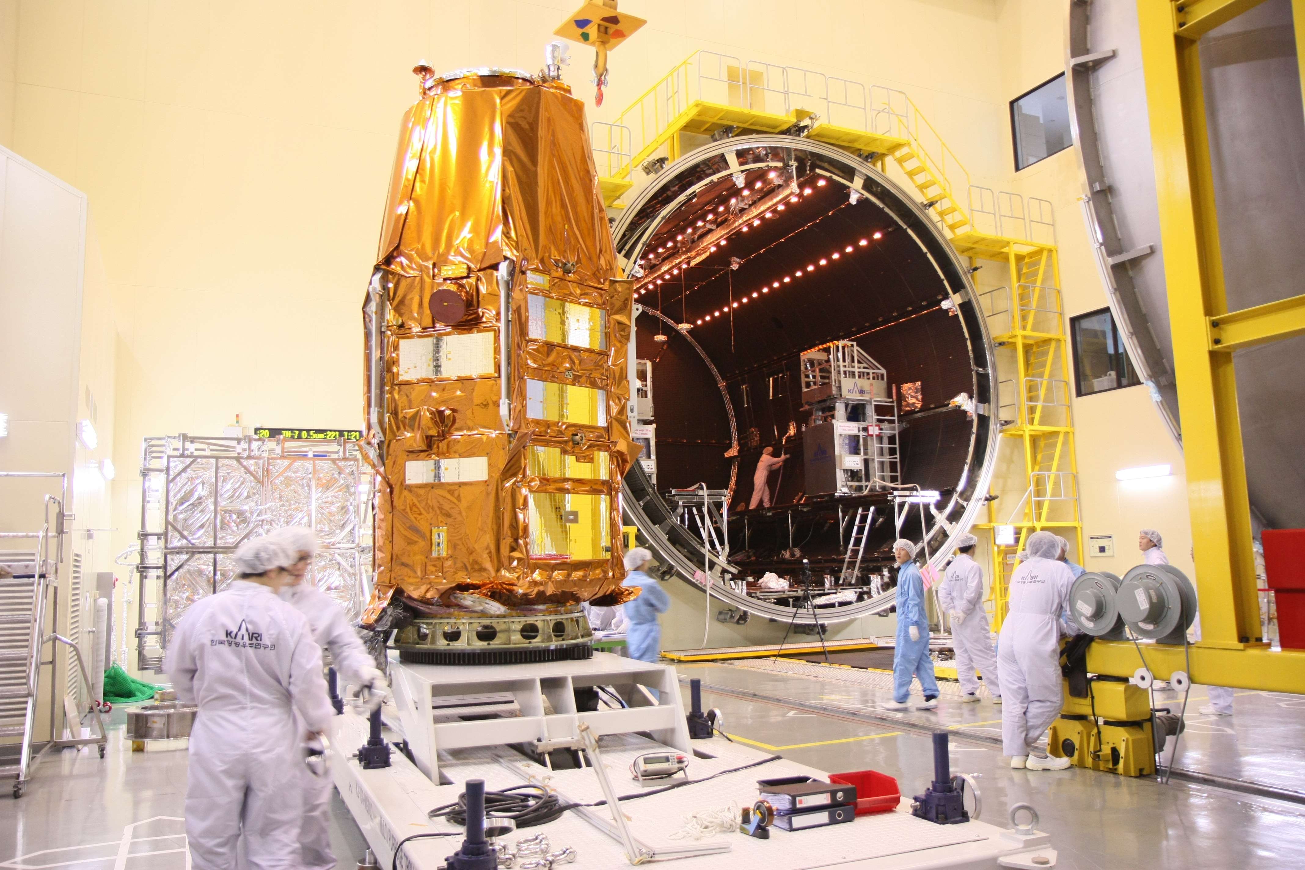 다목적실용위성 (아리랑) 3A호 우주환경(열진공챔버) 시험 이미지