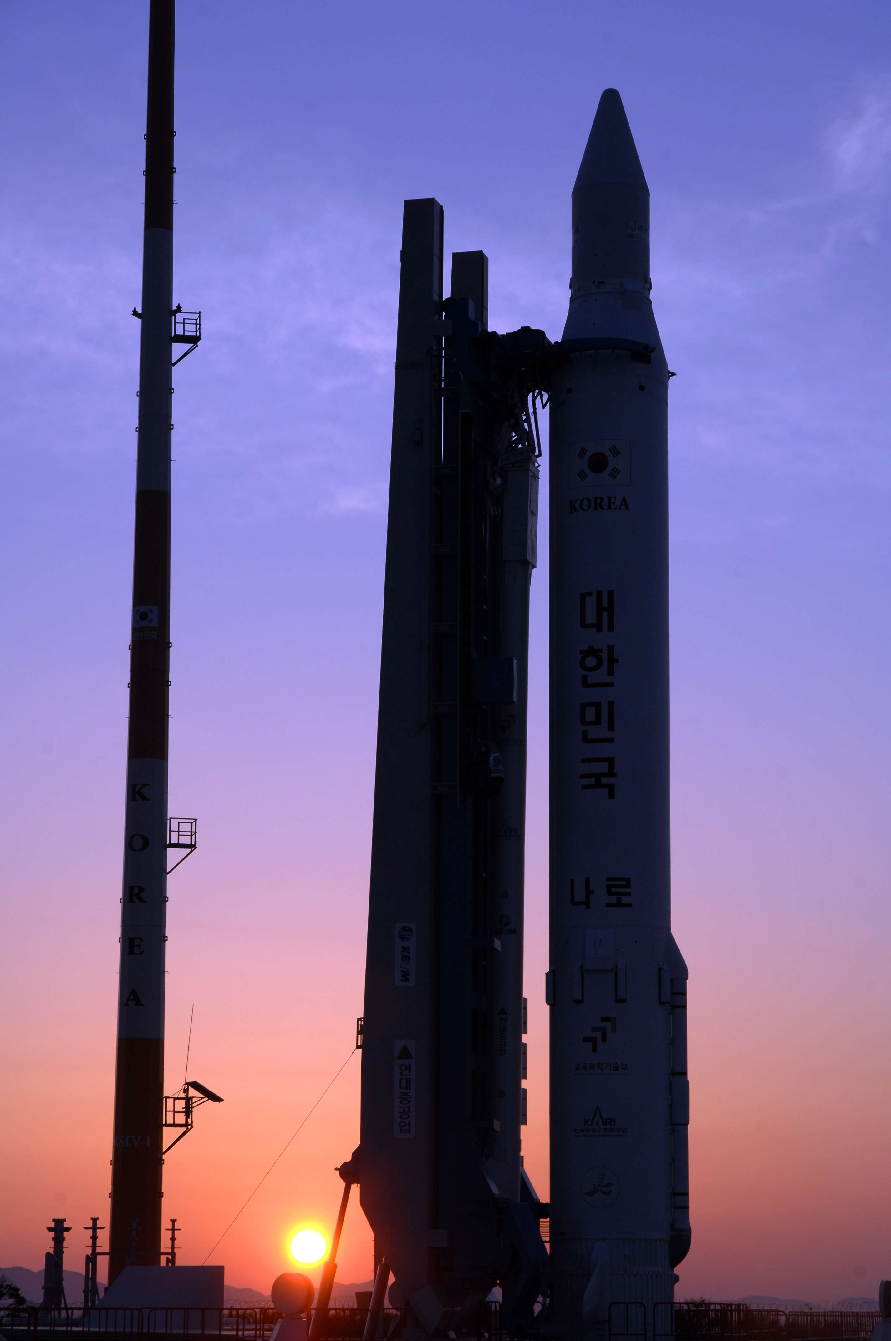 한국 최초 우주발사체 나로호(KSLV-I) 발사대 기립 일몰장면 이미지
