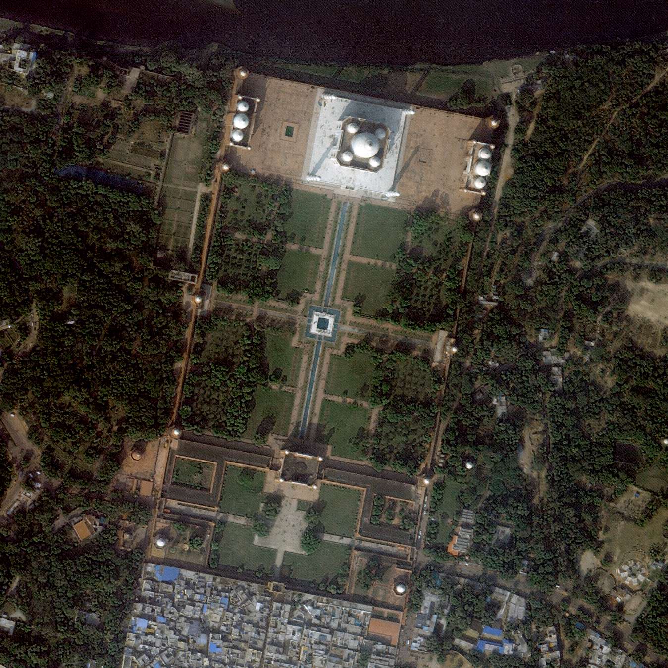 코로나19 발생 이전으로 타지마할을 방문한 사람들이 보임. 이미지