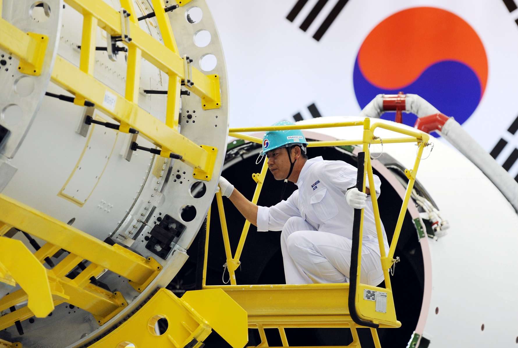 한국 최초 우주발사체 나로호(KSLV-I) 조립 이미지