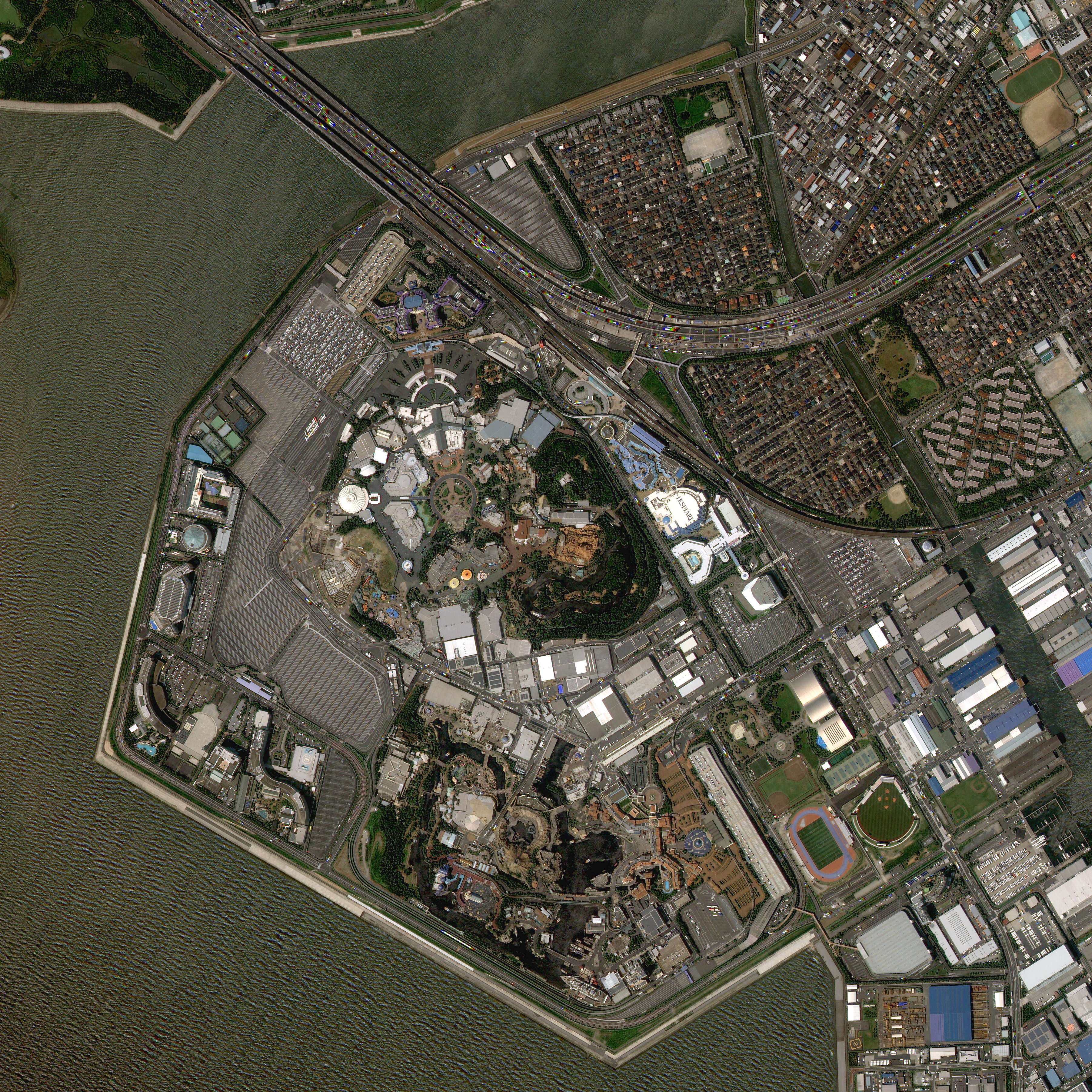 코로나19 발생 이전으로 호텔 주변에 주차된 차량이 많음. 이미지