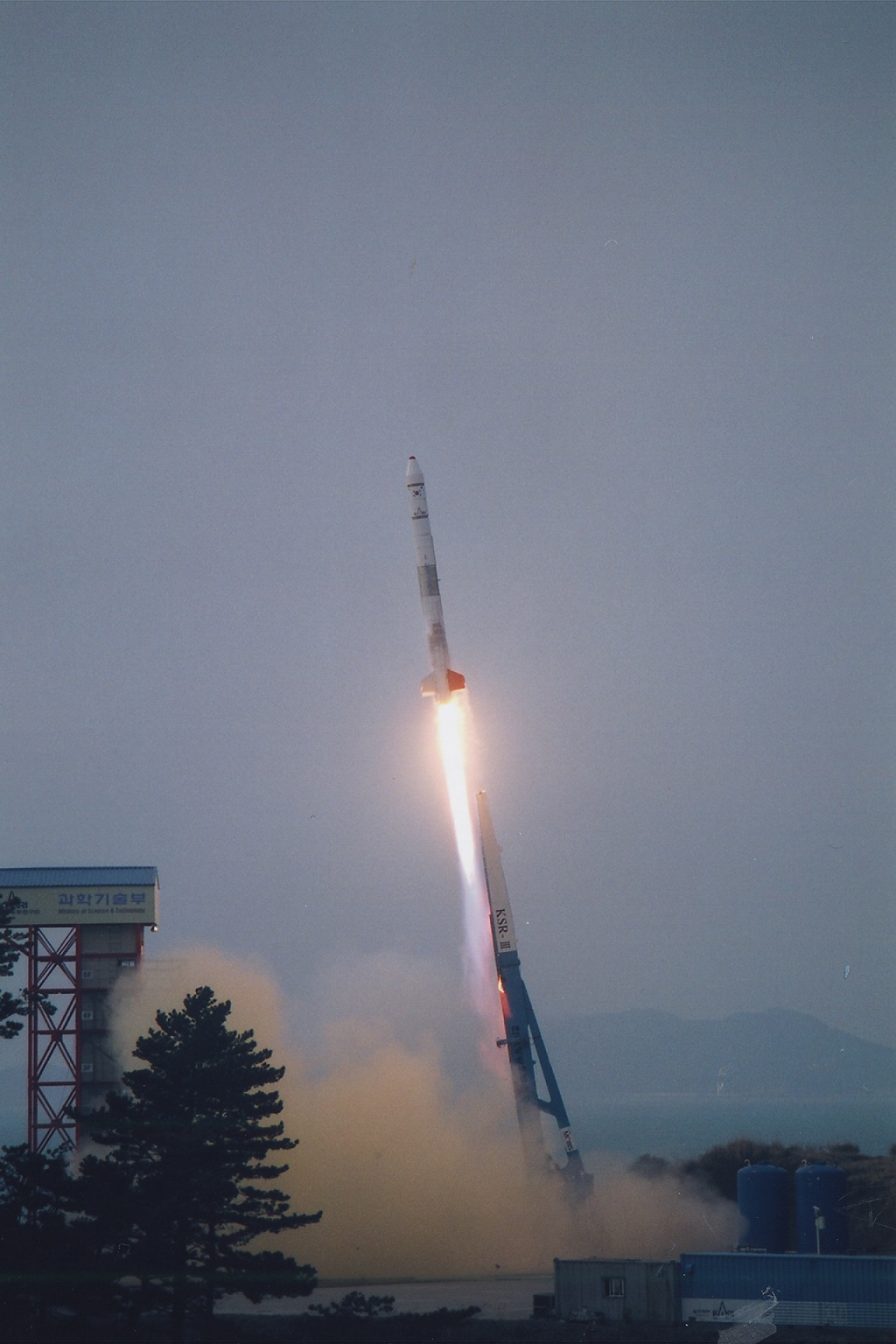 KSR-III(한국 최초 액체추진과학로켓) 발사장면, 2002년 11월 발사 이미지