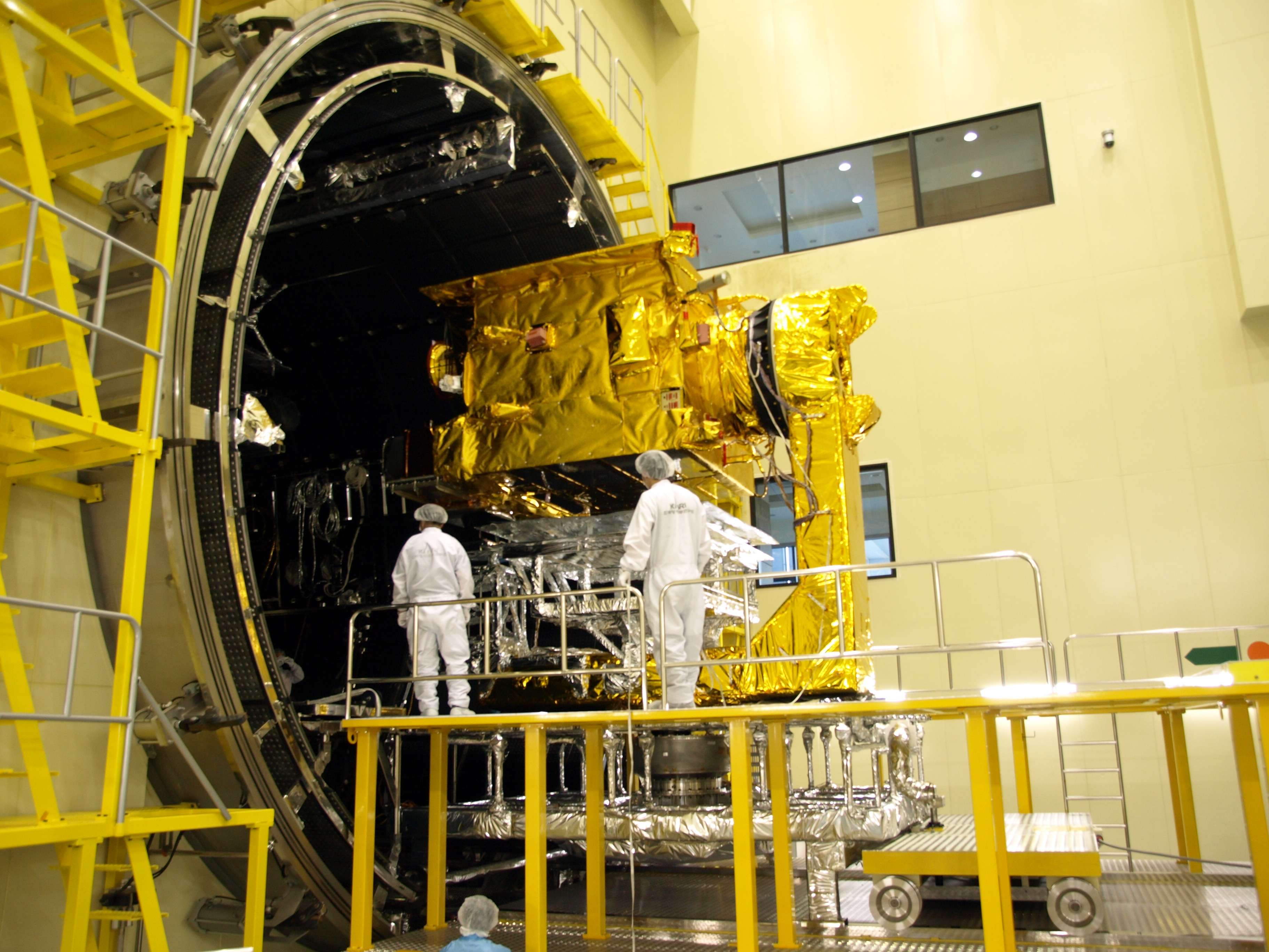 통신해양기상위성(천리안) 우주환경 시험, 열진공챔버 이미지