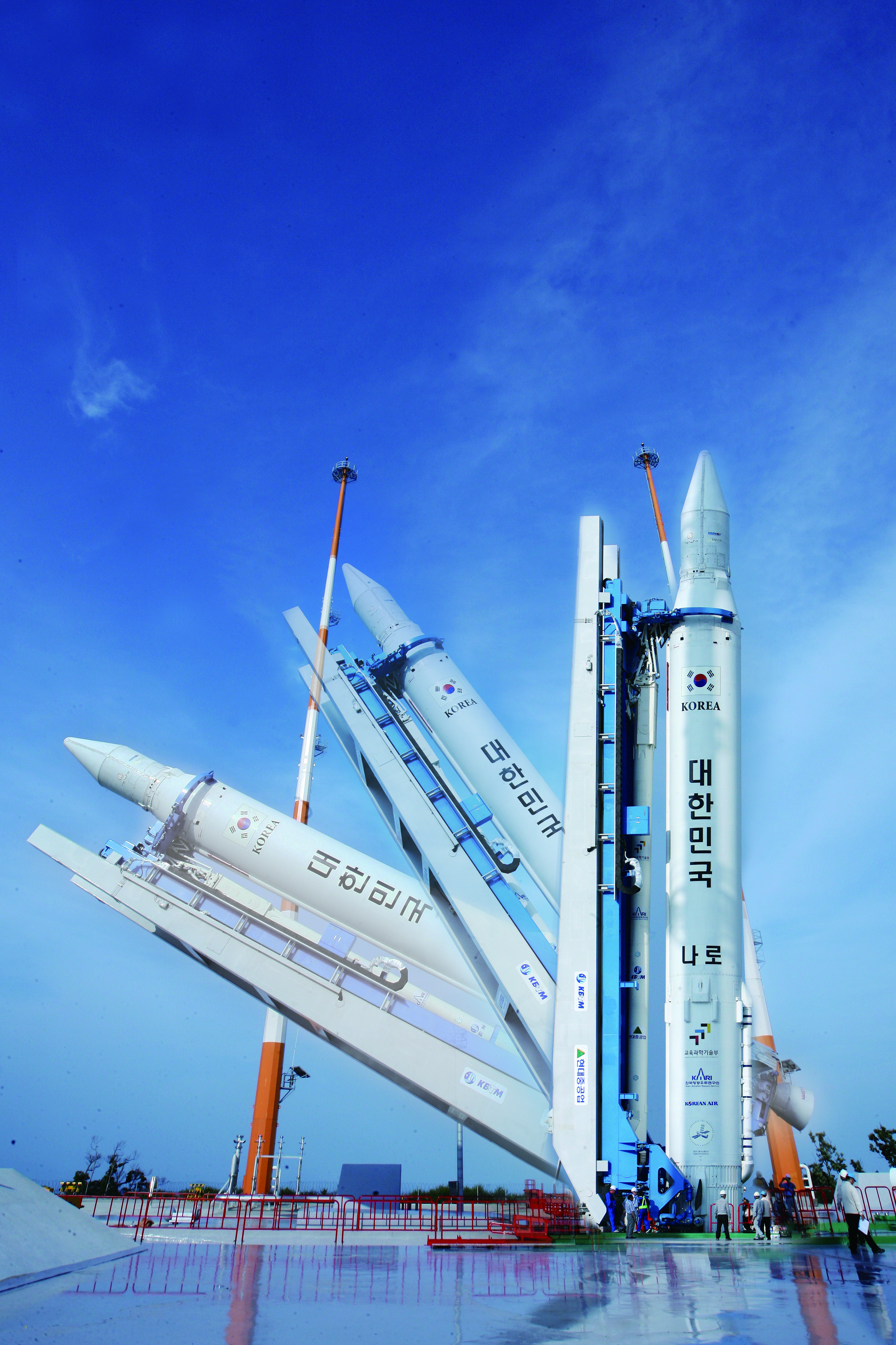 발사대에서 기립중인 나로호(KSLV-I) 이미지