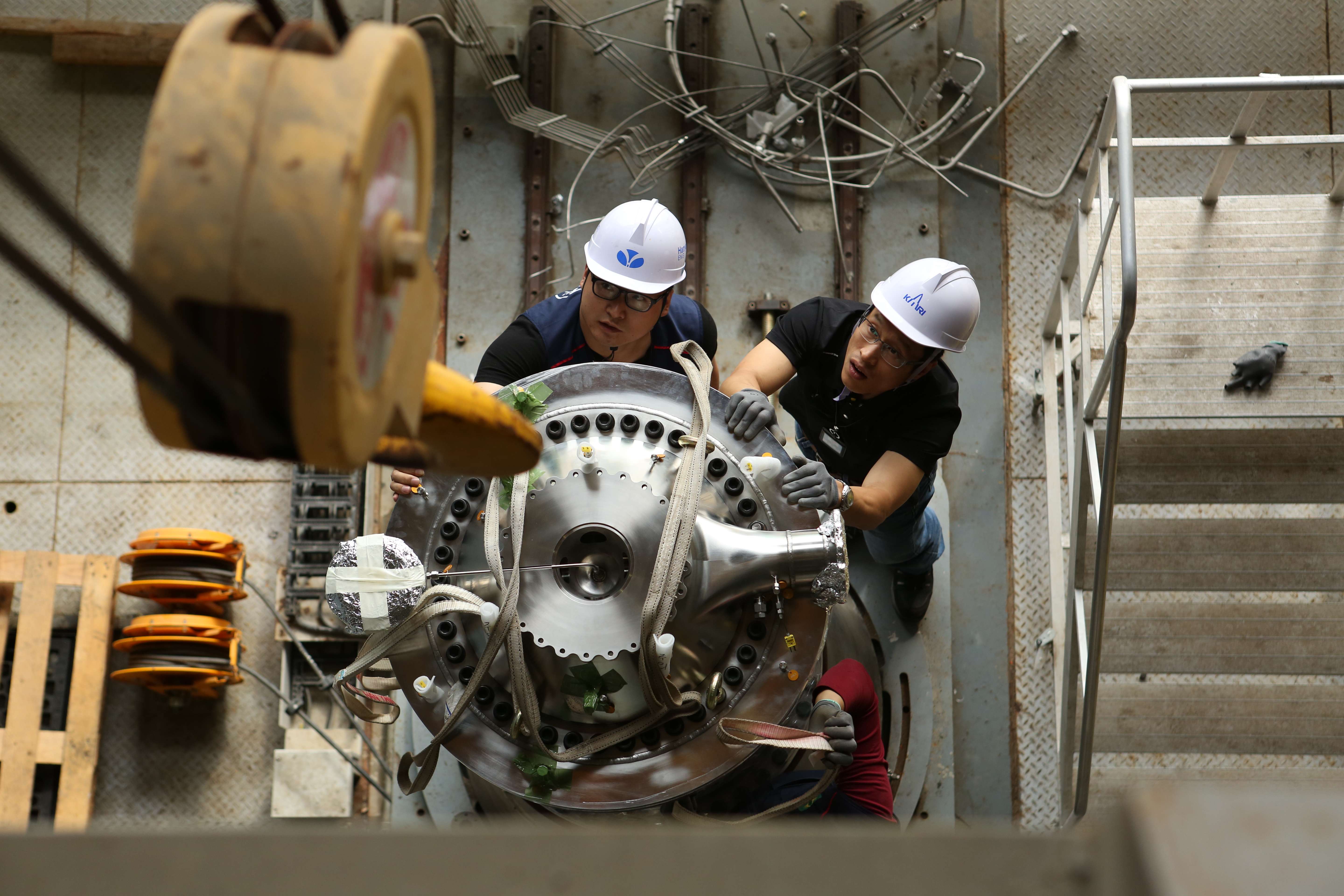 한국형발사체(KSLV-Ⅱ) 75톤급 엔진을 연소시험설비에 장착하고 있는 모습  이미지