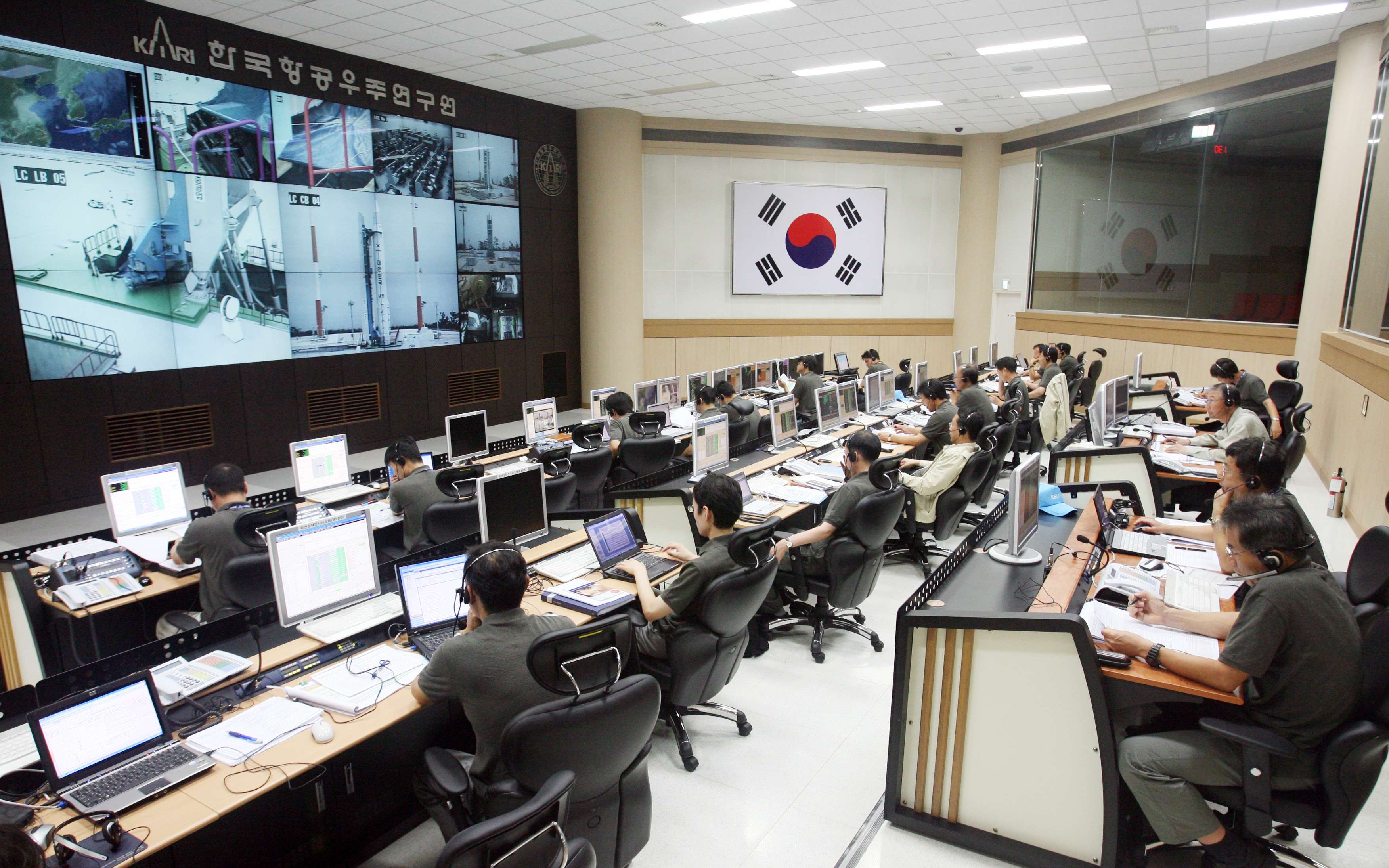 한국 최초 우주발사체 나로호(KSLV-I) 발사를 통제하는 발사통제동 이미지
