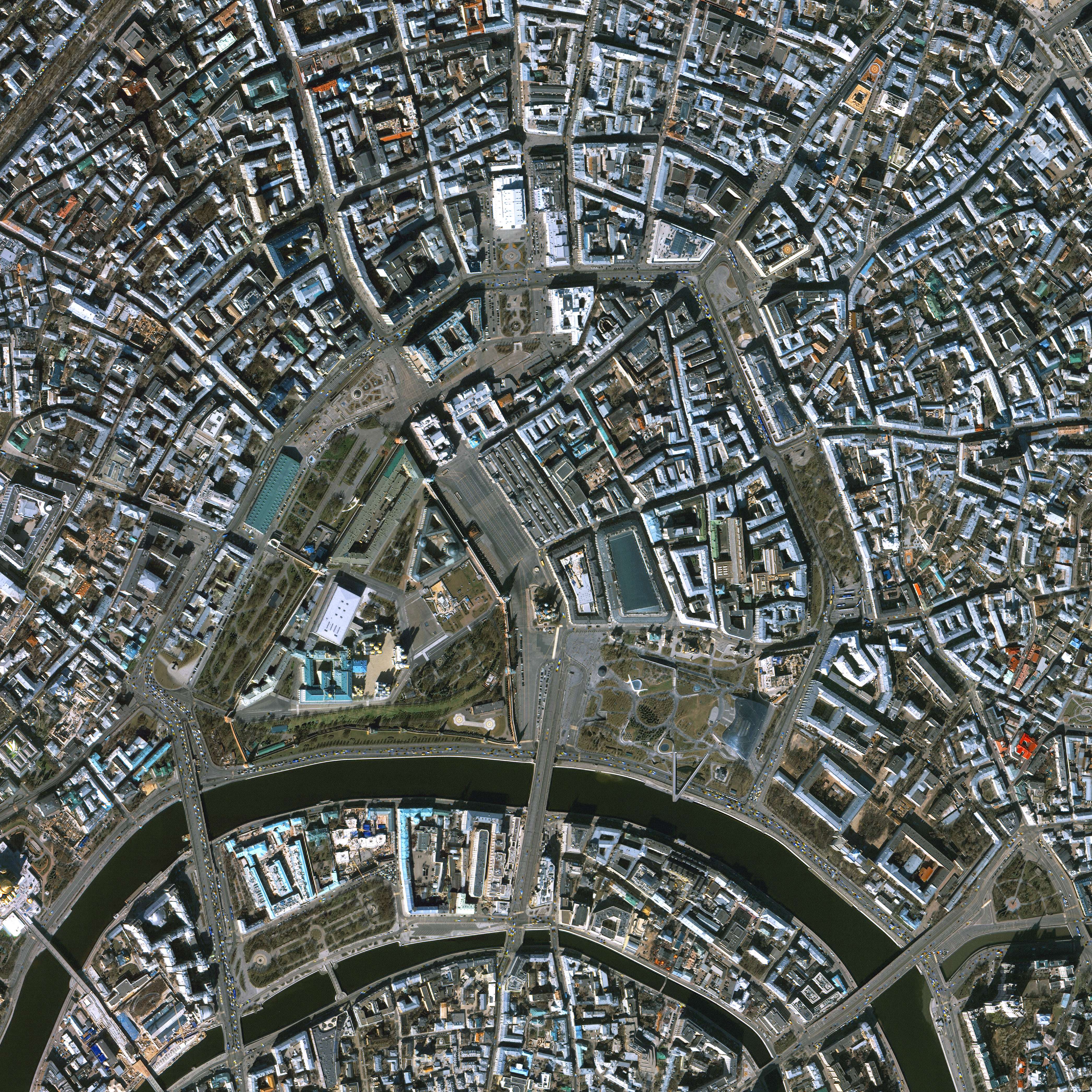 코로나19 발생 이후 광장 근처 차량이 감소된 것을 볼 수 있음 이미지