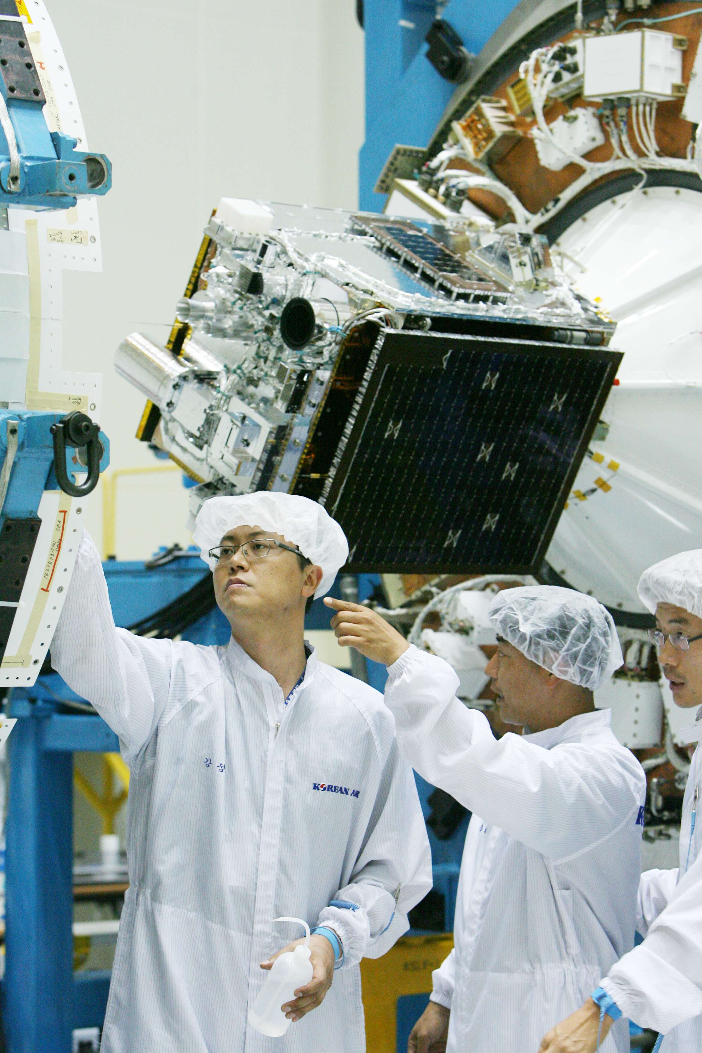 한국 최초 우주발사체 나로호(KSLV-I) 페어링 조립(과학기술위성2호) 이미지