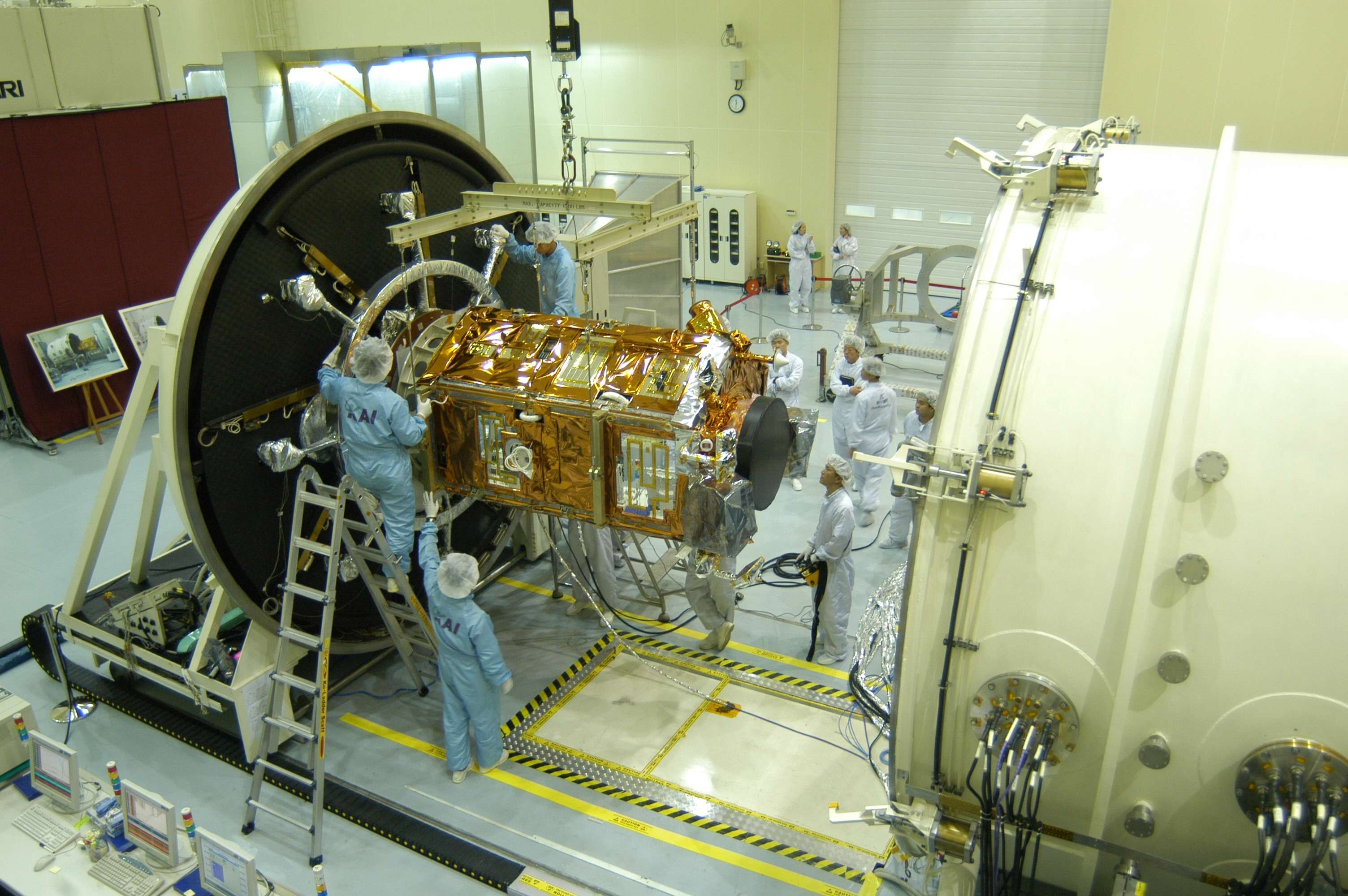 다목적실용위성(아리랑) 5호 우주환경시험(열진공챔버) 이미지