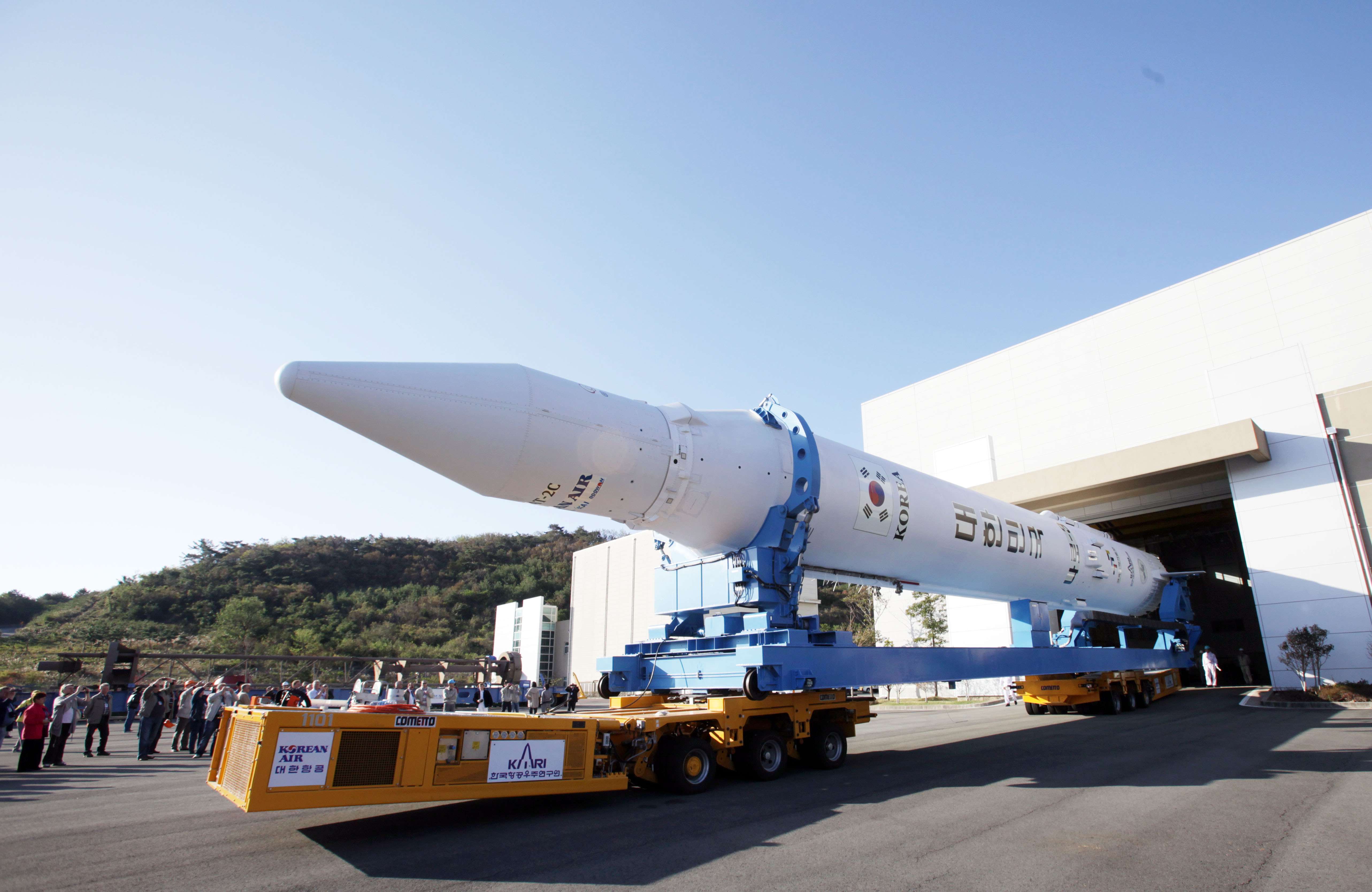 한국 최초 우주발사체 나로호(KSLV-I) 발사체조립동에서 발사대로 이송 이미지