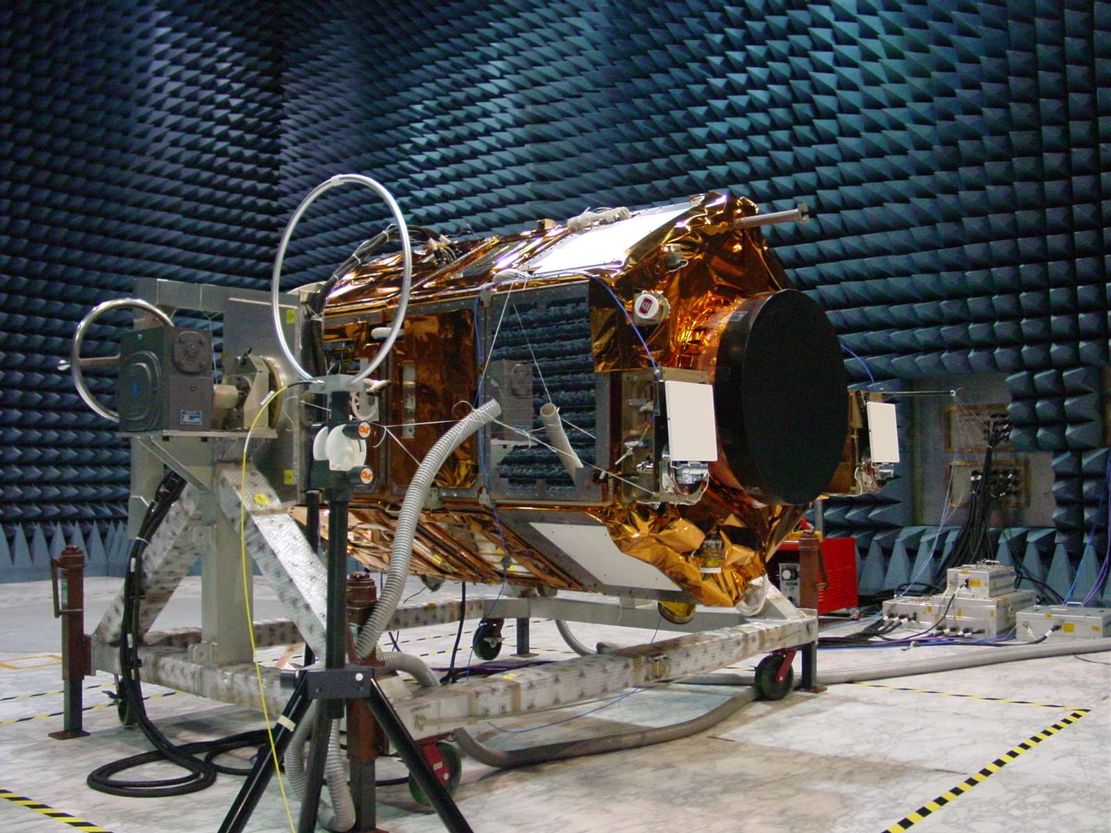 다목적실용위성 (아리랑) 2호 전자파환경 시험 이미지