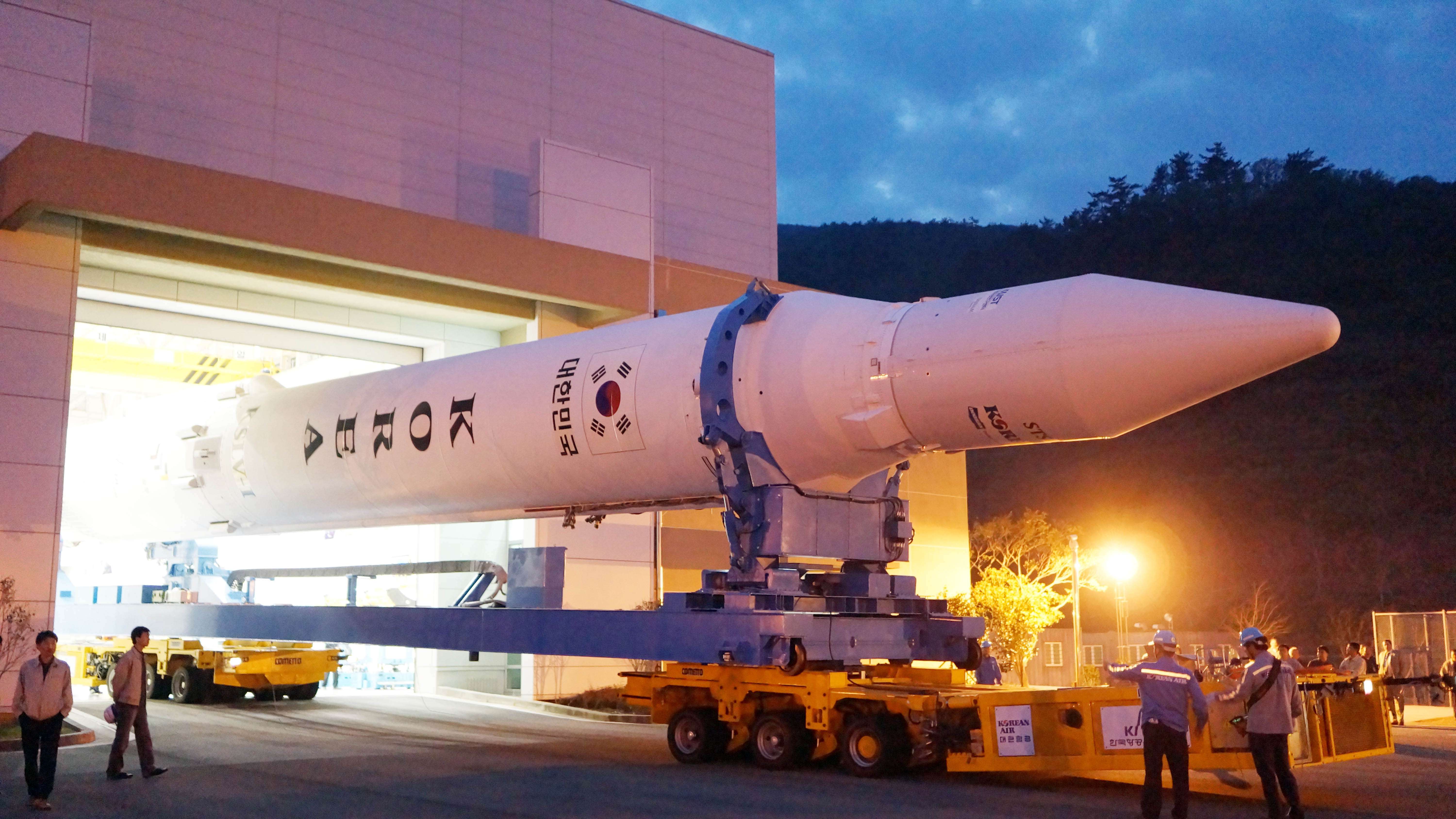 한국 최초 우주발사체 나로호(KSLV-I) 발사체조립동에서 발사대로 이송 이미지