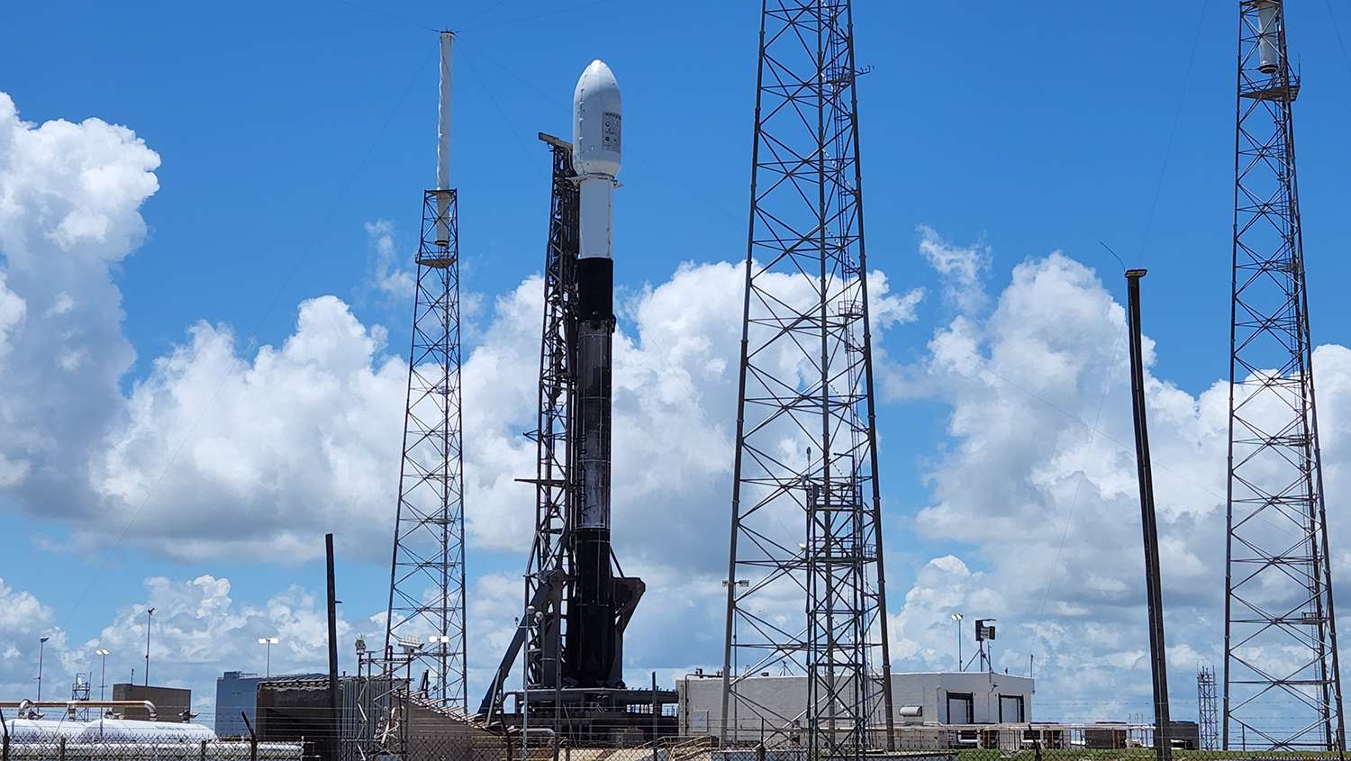 다누리를 탑재한 팔콘-9발사체가 미국 케이프커네버럴 미우주군기지 내 40번 발사장에서 발사 대기 중이다.(한국시간 5일 오전 3시경 촬영 사진) 이미지