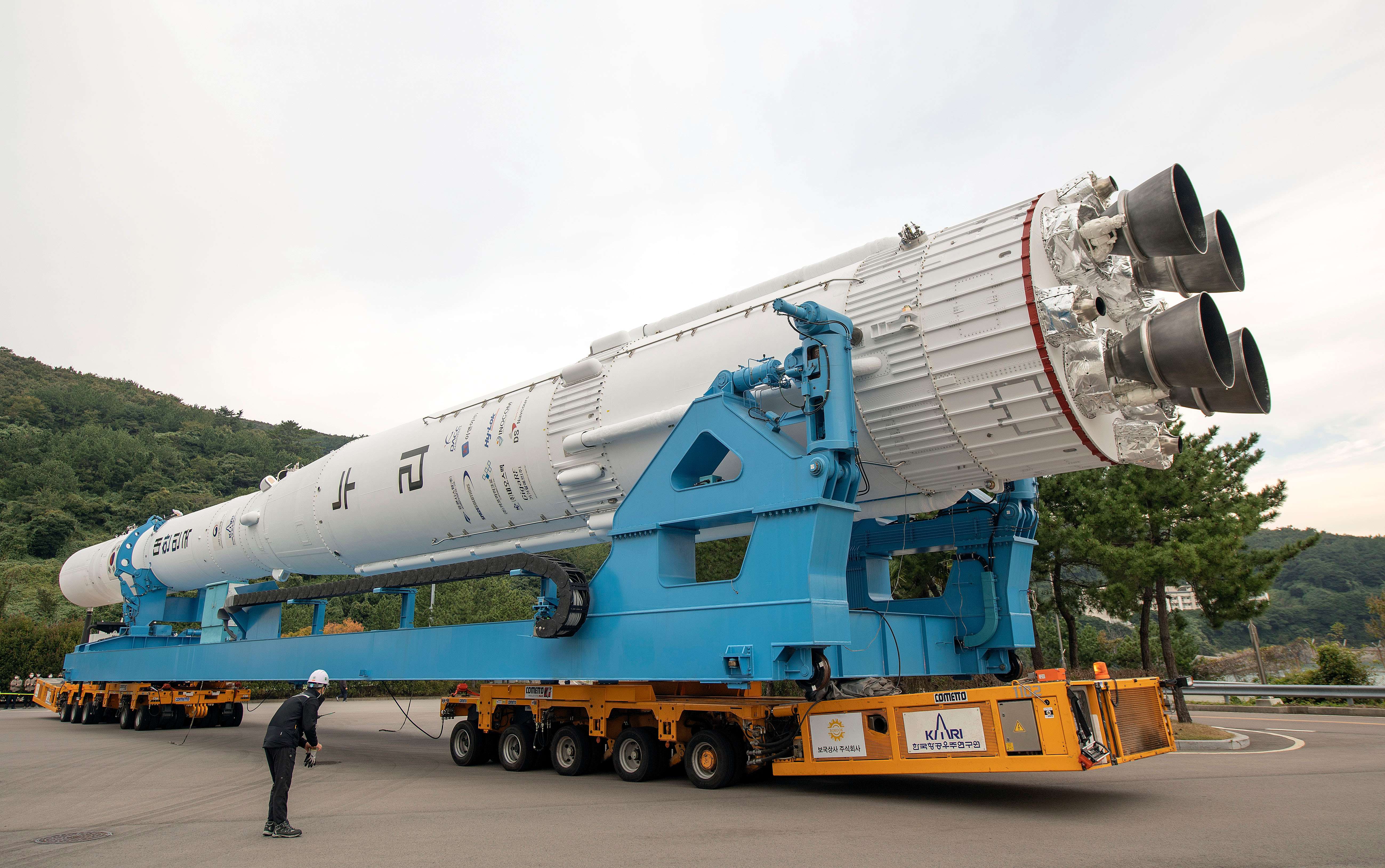 조립동을 나와서 발사대로 향하는 누리호 이미지