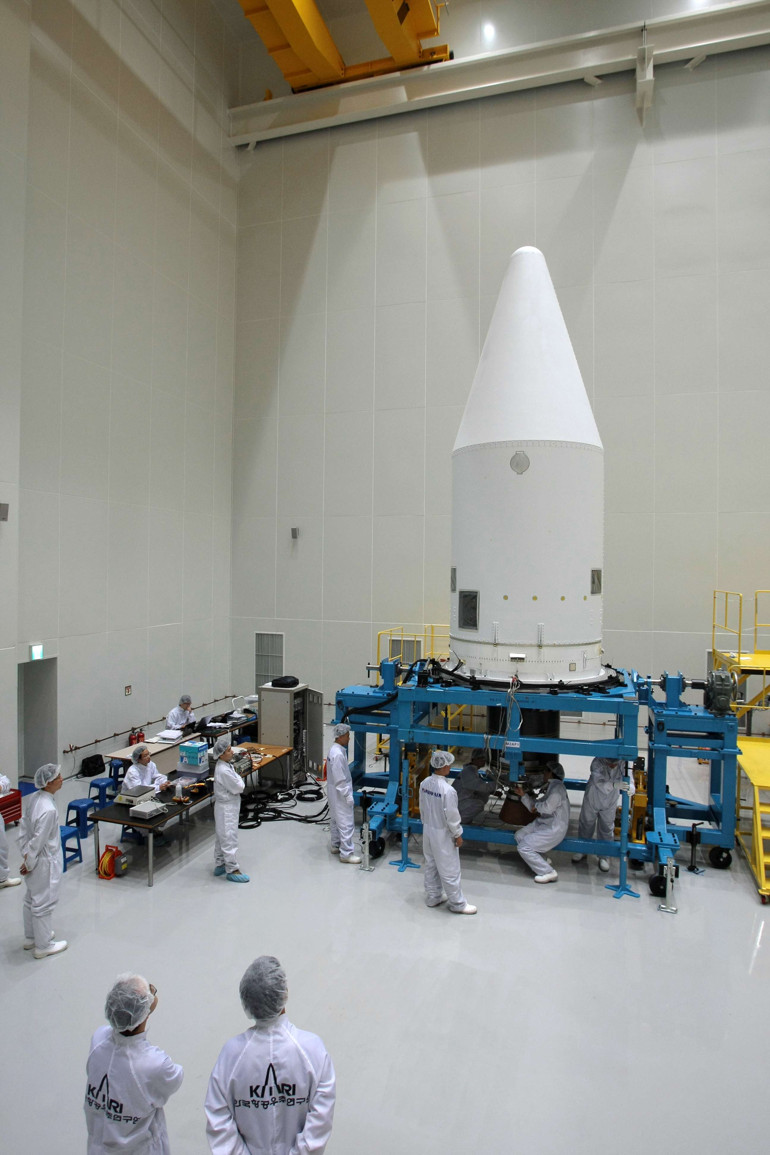 한국 최초 우주발사체 나로호(KSLV-I)의 페어링에 인공위성 넣은 과정 이미지
