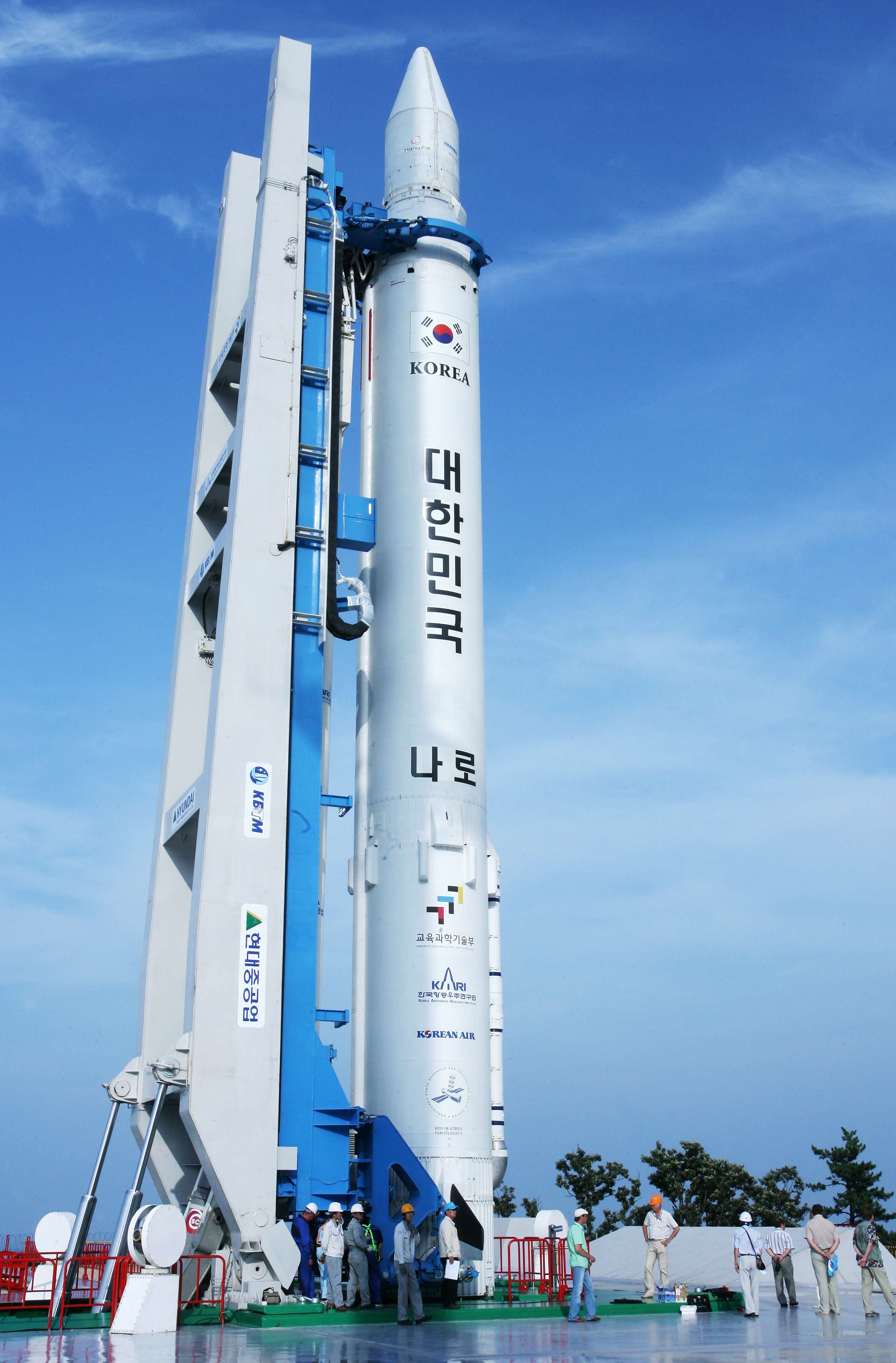 한국 최초 우주발사체 나로호(KSLV-I) 발사대 기립 이미지