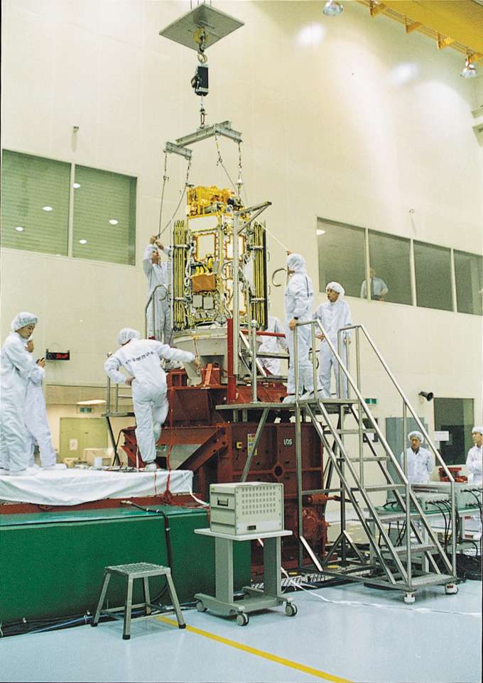 발사환경시험실의 아리랑 1호 이미지