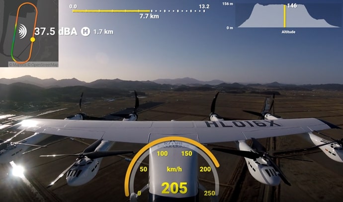 항공기 계기 화면에서 HL016X 기체가 205km/h 속도로 비행 중인 모습과 비행 경로, 소음 데이터가 표시됨