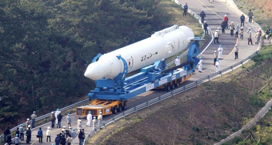 운반중인 한국 최초 우주발사체 나로호 1