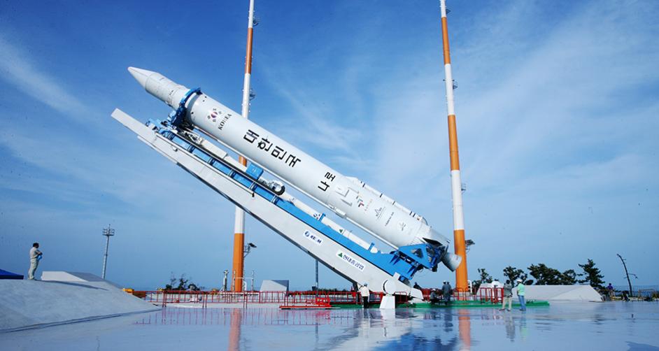 발사 준비중인 한국 최초 우주발사체 나로호 1