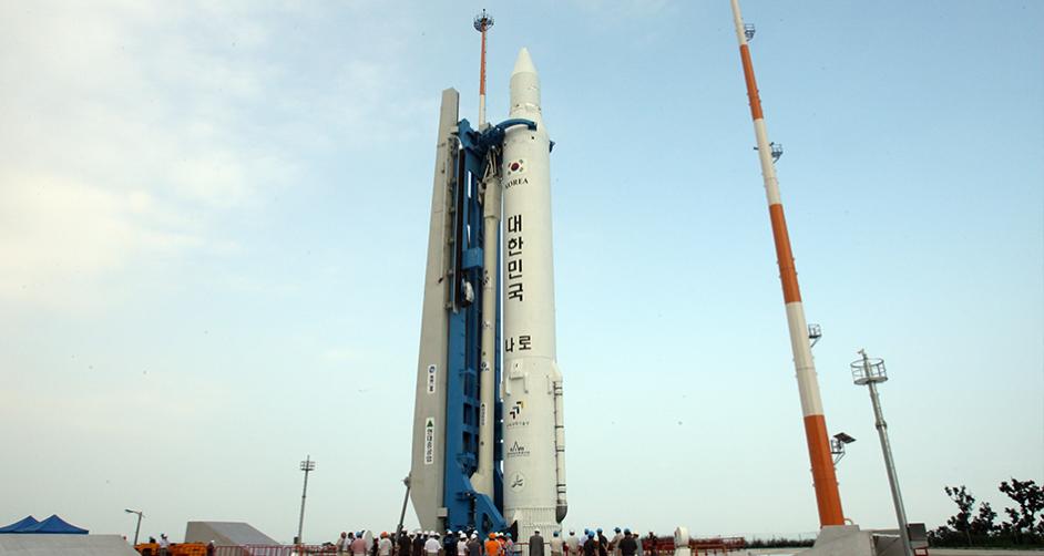 발사 준비중인 한국 최초 우주발사체 나로호 2