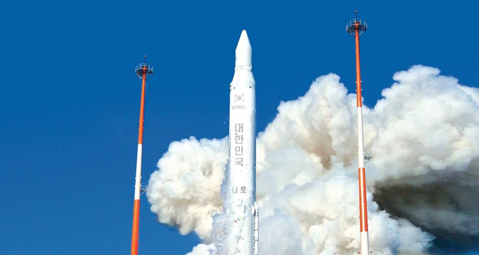 발사중인 한국 최초 우주발사체 나로호 1