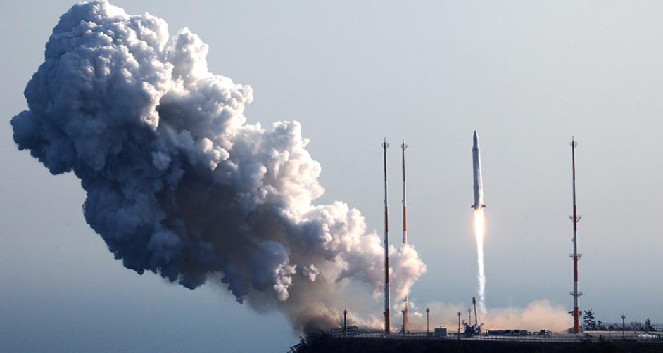 발사중인 한국 최초 우주발사체 나로호 2