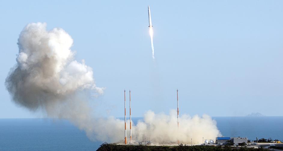 발사중인 한국 최초 우주발사체 나로호 4